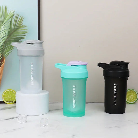 Bouteille shaker portable 300ml pour poudre protéinée – gourde étanche avec échelle de mesure, idéale pour gym, fitness et sport en extérieur.