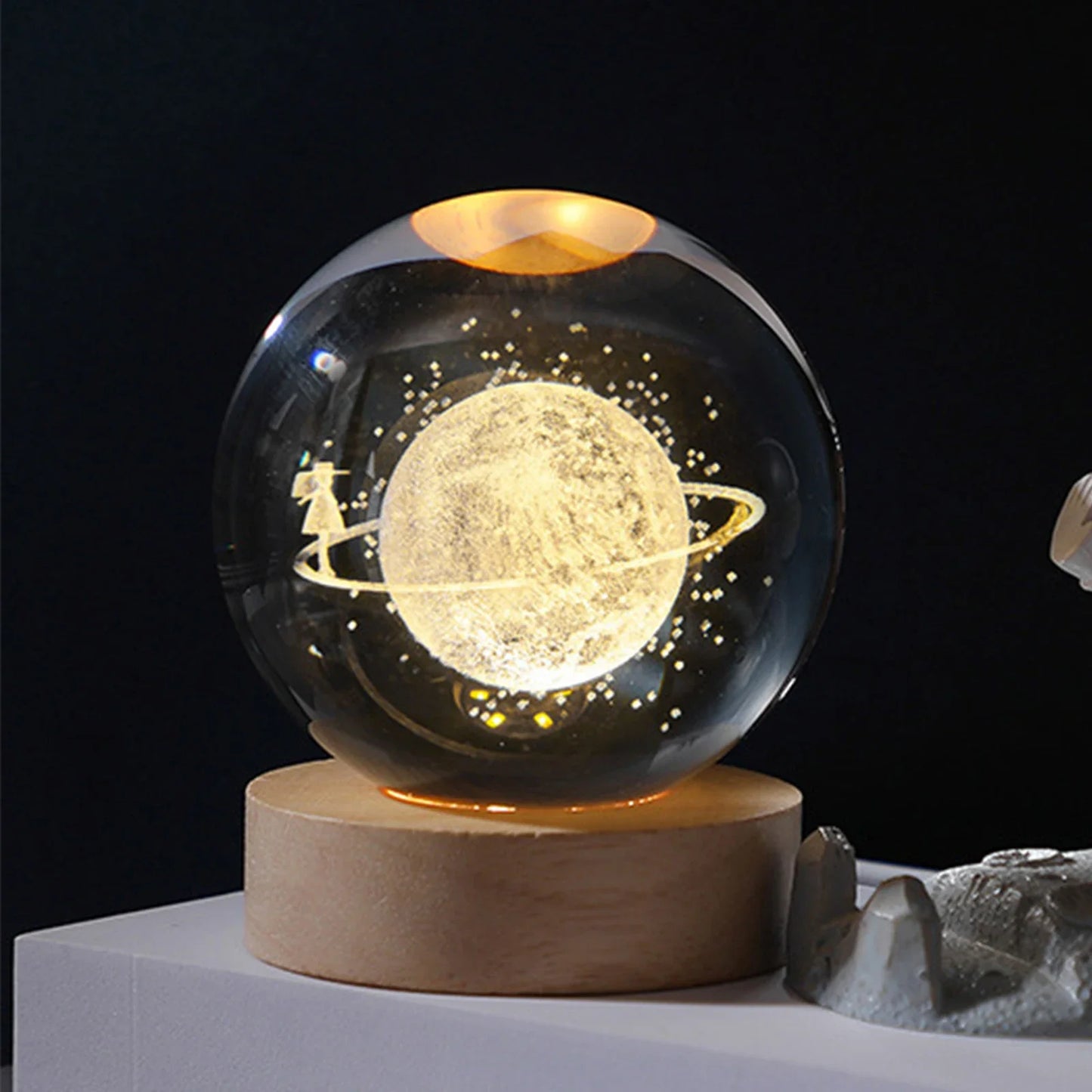 Veilleuse LED boule de cristal – lampe d'ambiance avec galaxie, planètes, système solaire et lune en verre, lampe de table USB pour chambre et décoration intérieure.