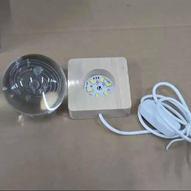 Veilleuse LED boule de cristal – lampe d'ambiance avec galaxie, planètes, système solaire et lune en verre, lampe de table USB pour chambre et décoration intérieure.