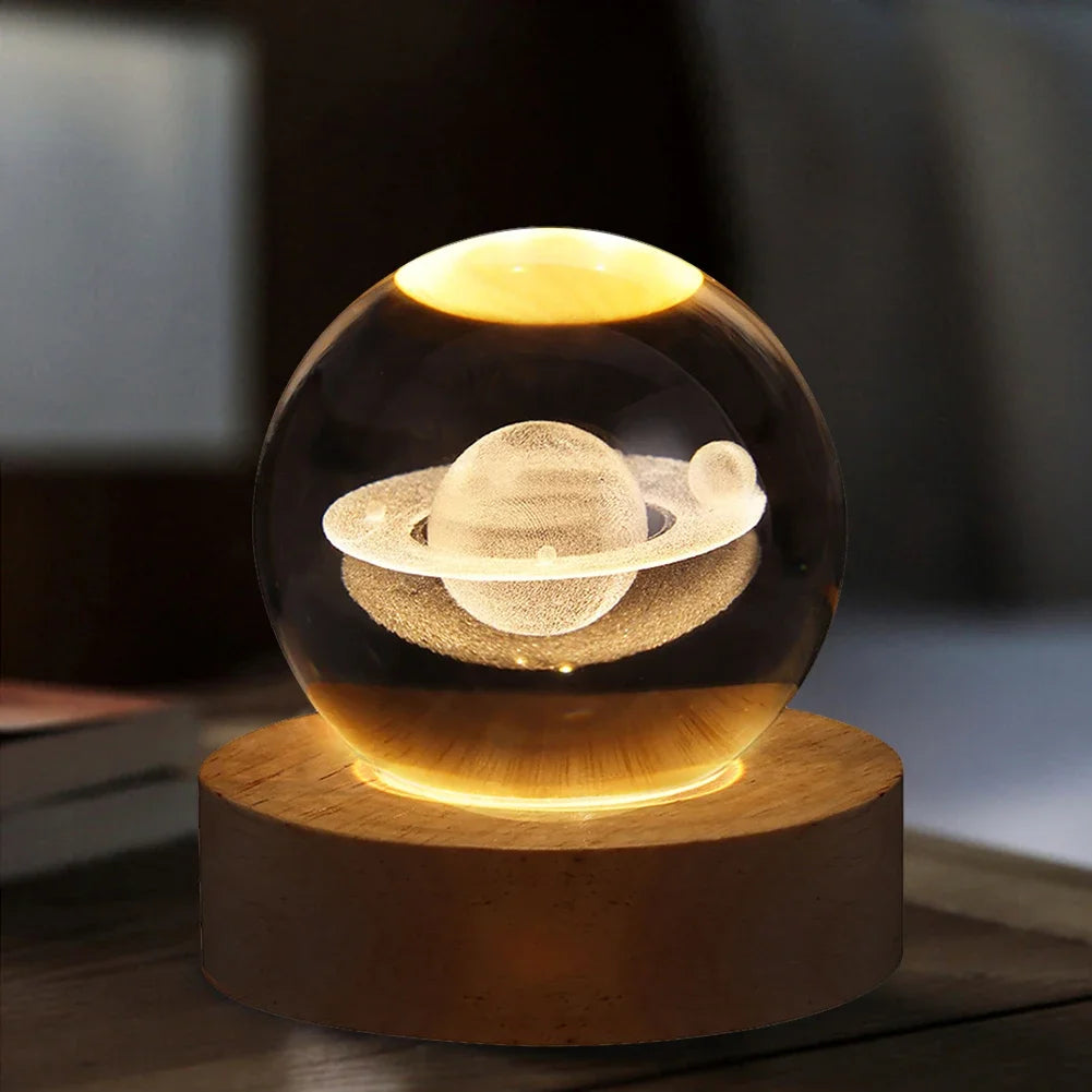 Veilleuse LED boule de cristal – lampe d'ambiance avec galaxie, planètes, système solaire et lune en verre, lampe de table USB pour chambre et décoration intérieure.