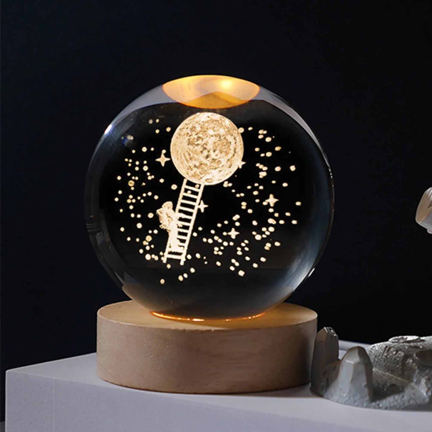 Veilleuse LED boule de cristal – lampe d'ambiance avec galaxie, planètes, système solaire et lune en verre, lampe de table USB pour chambre et décoration intérieure.