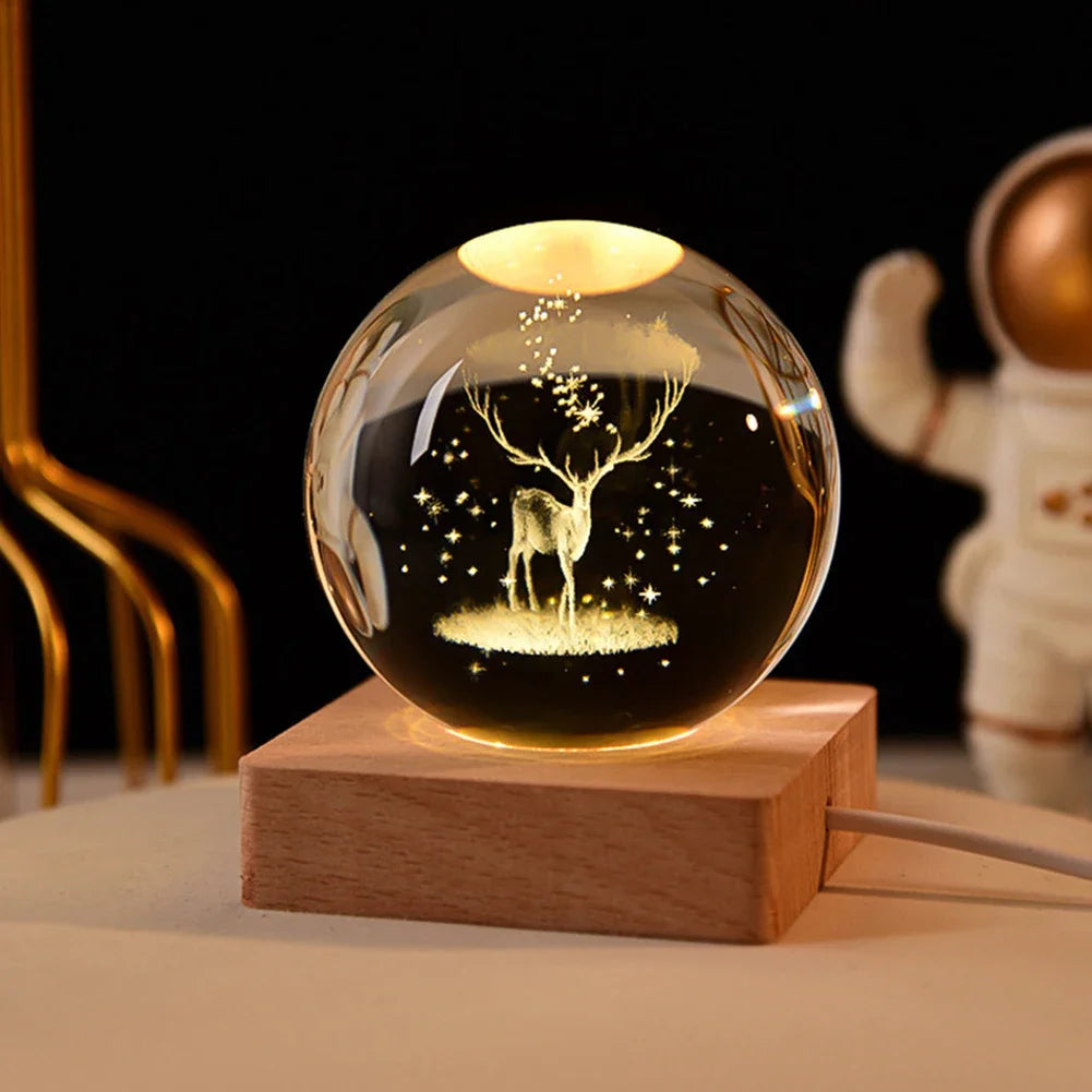 Veilleuse LED boule de cristal – lampe d'ambiance avec galaxie, planètes, système solaire et lune en verre, lampe de table USB pour chambre et décoration intérieure.