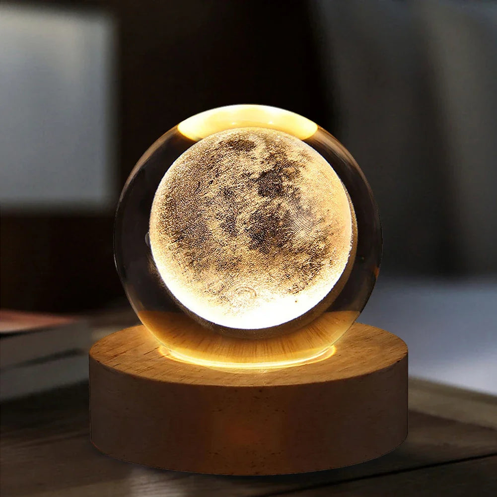 Veilleuse LED boule de cristal – lampe d'ambiance avec galaxie, planètes, système solaire et lune en verre, lampe de table USB pour chambre et décoration intérieure.