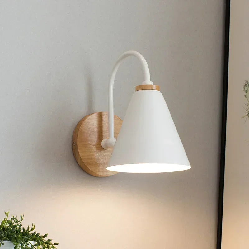 Applique murale nordique pour chambre à coucher, éclairage de chevet et salon – luminaire en bois d'intérieur au style rétro.