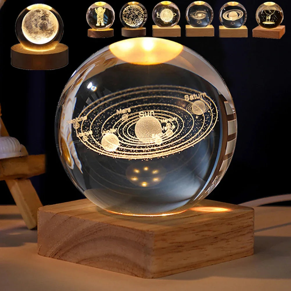 Veilleuse LED boule de cristal – lampe d'ambiance avec galaxie, planètes, système solaire et lune en verre, lampe de table USB pour chambre et décoration intérieure.