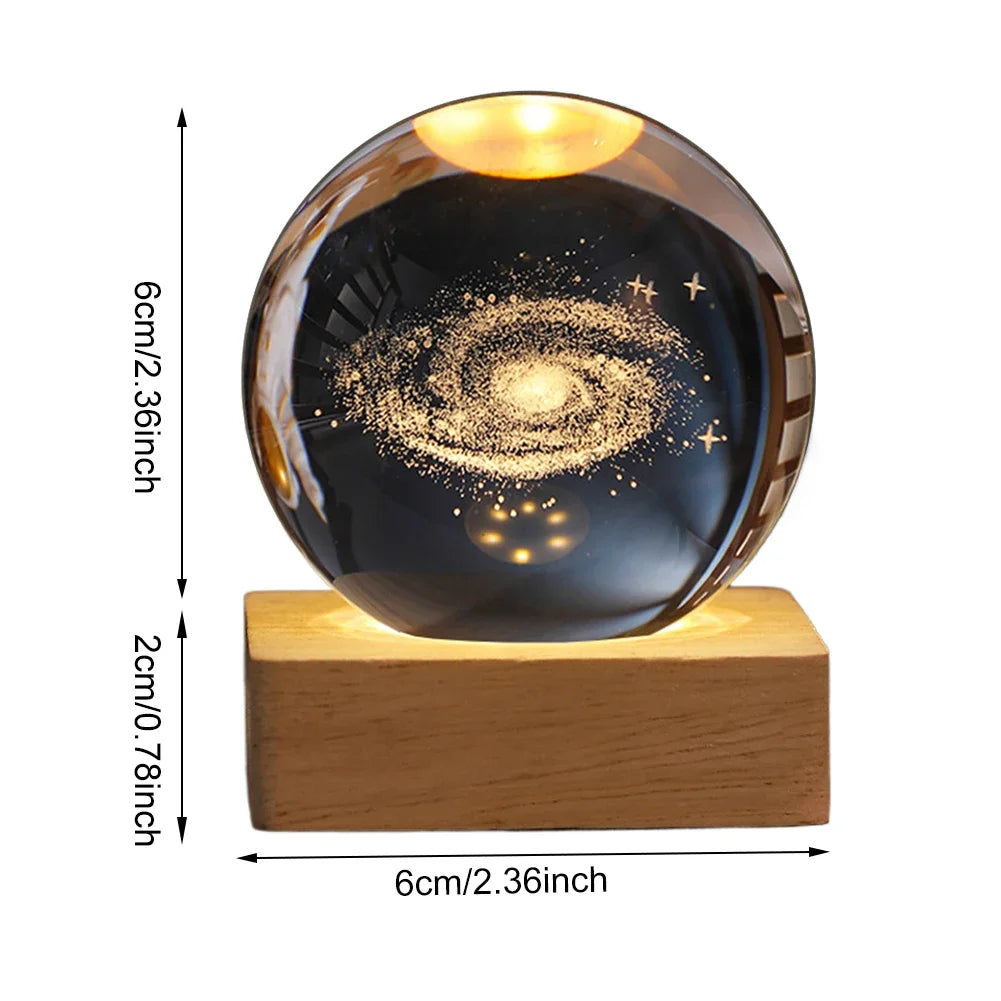 Veilleuse LED boule de cristal – lampe d'ambiance avec galaxie, planètes, système solaire et lune en verre, lampe de table USB pour chambre et décoration intérieure.