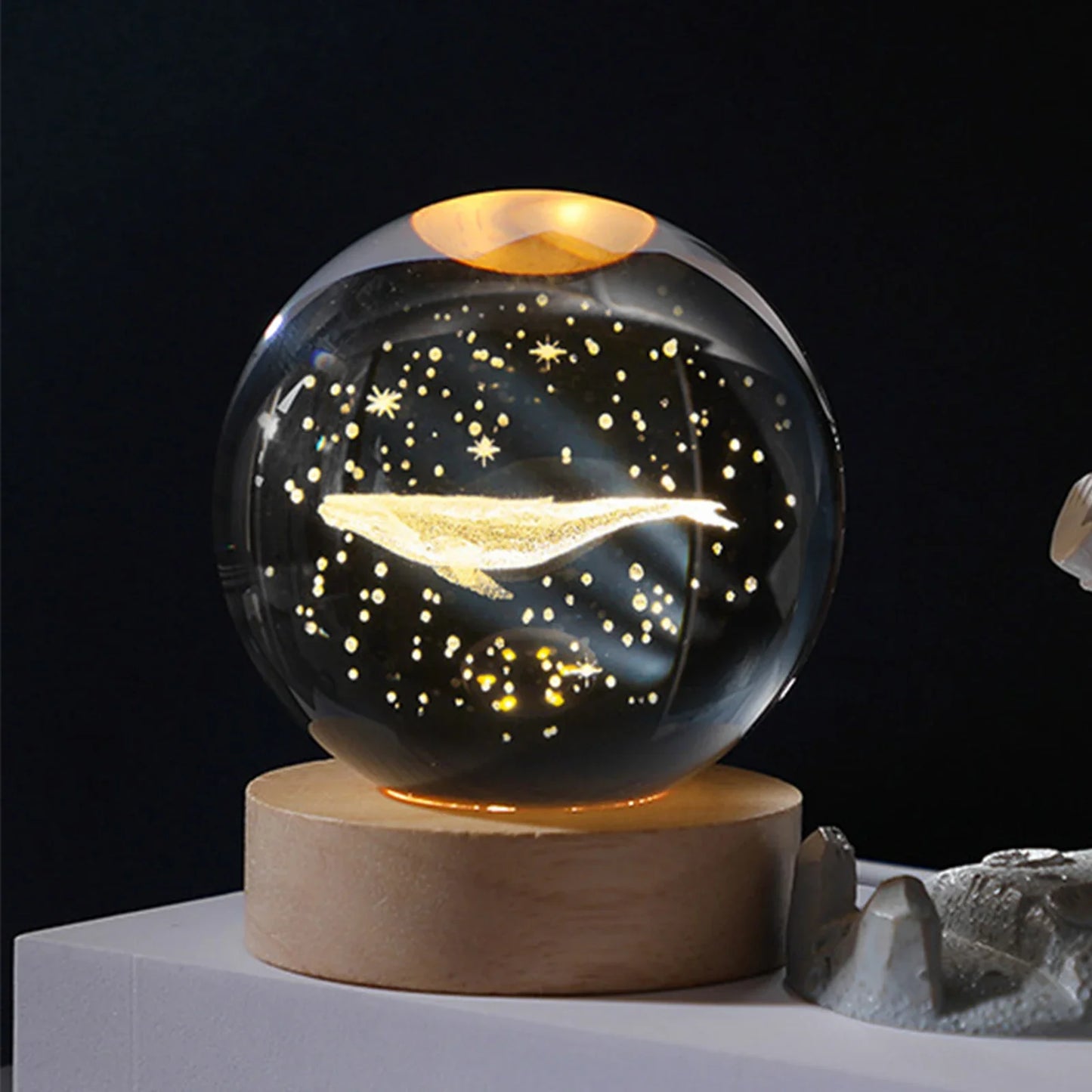 Veilleuse LED boule de cristal – lampe d'ambiance avec galaxie, planètes, système solaire et lune en verre, lampe de table USB pour chambre et décoration intérieure.