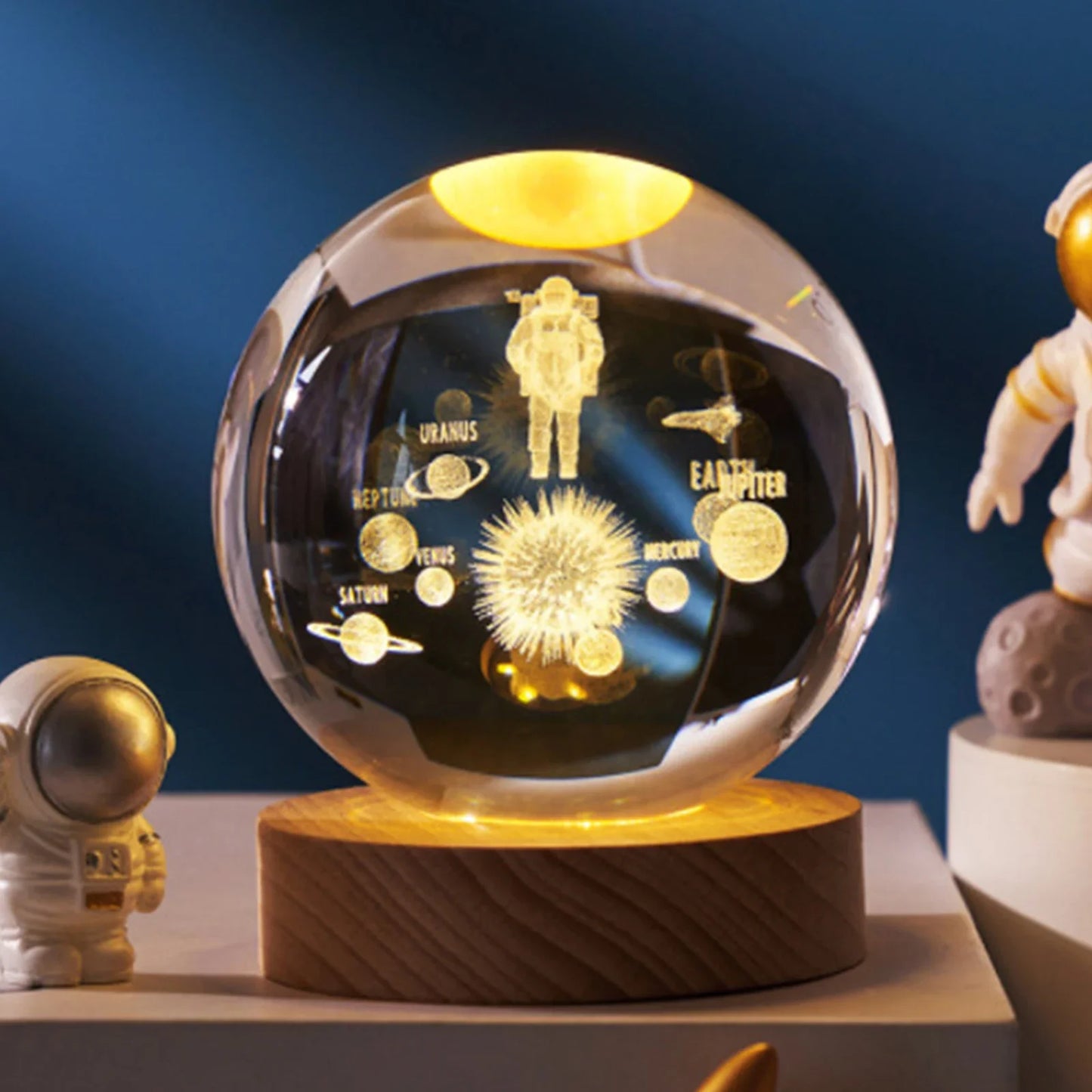 Veilleuse LED boule de cristal – lampe d'ambiance avec galaxie, planètes, système solaire et lune en verre, lampe de table USB pour chambre et décoration intérieure.