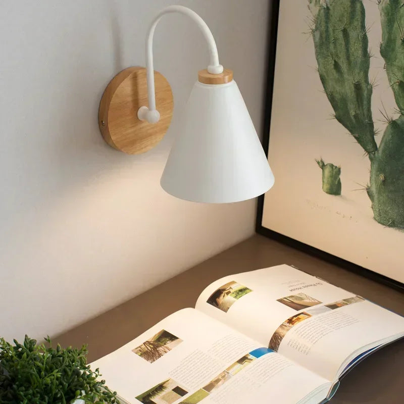 Applique murale nordique pour chambre à coucher, éclairage de chevet et salon – luminaire en bois d'intérieur au style rétro.